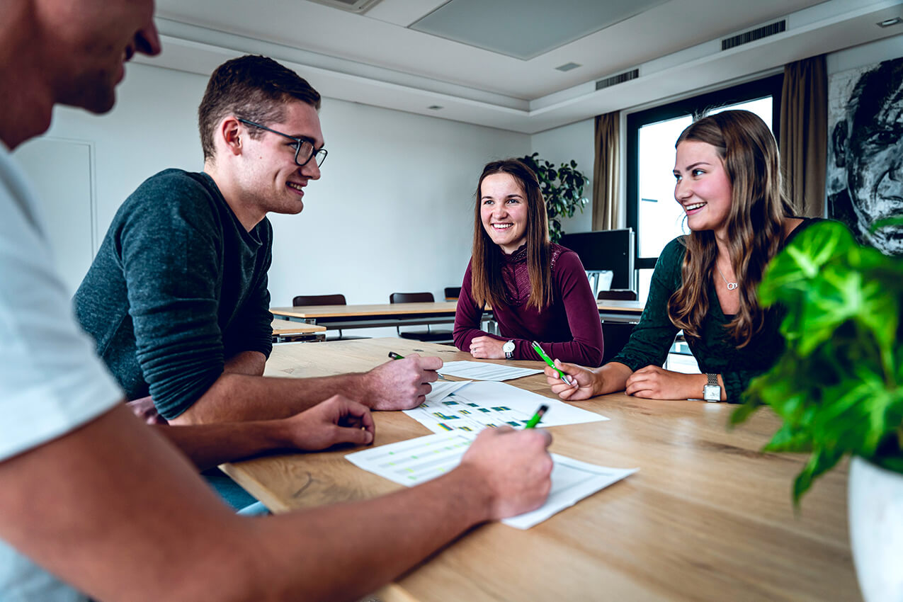 Baumeister_MA_Shooting_Indoor_Nov_2023_15 glass-bau_ausbildung-kaufleute-bueromanagement_einblick_gross