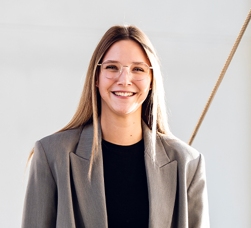 ansprechpartnerin-julia-sedlmair_q Glass Bau